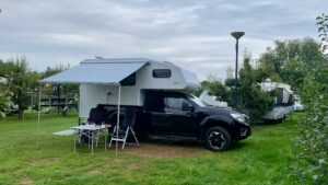 Een afzetunit met auto als eigen camper